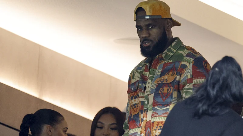 Zvezdnik lige NBA in moštva Los Angeles Lakers LeBron James je na tekmi amerškega nogometa dobil lekcijo navijača. FOTO: Kevork Djansezian/Getty Images Via AFP