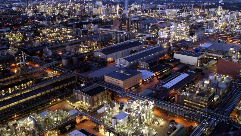 Industrijsko območje Ludwigshafen, kjer je sedež kemičnega koncerna BASF, se razprostira na desetih kvadratnih kilometrih. FOTO: Basf Press Release