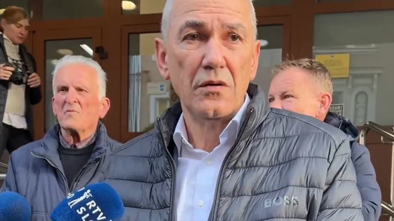 Janez Janša je nagovoril svoje ljudi pred sodiščem v Celju. FOTO: zajem zaslona X