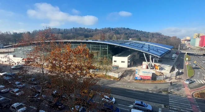 Predračunska vrednost športnega centra Ilirija, ki naj bi ga odprli v začetku prihodnjega leta, po zadnjih podatkih znaša 73,4 milijona evrov (z DDV). FOTO: Blaž Samec/Delo