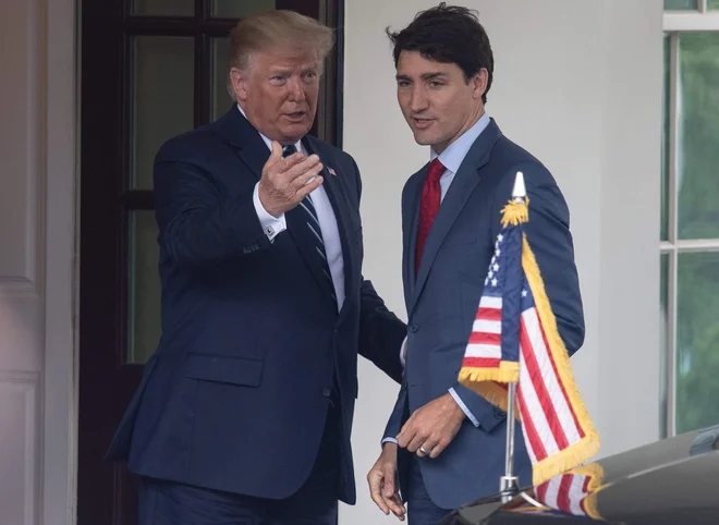 Predsednik Donald Trump je kanadskega premierja v Beli hiši pozdravil leta 2019. FOTO: Nicholas Kamm/Afp