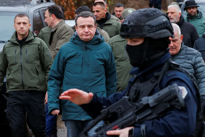 Kosovski premier Albin Kurti je obiskal prizorišče eksplozije in naznanil, da so izvedli več aretacij. FOTO: Valdrin Xhemaj/Reuters
