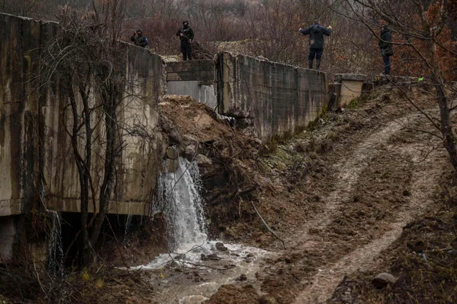 Območje eksplozije varujejo pripadniki posebnih policijskih enot Kosova. FOTO: Armend Nimani/Afp