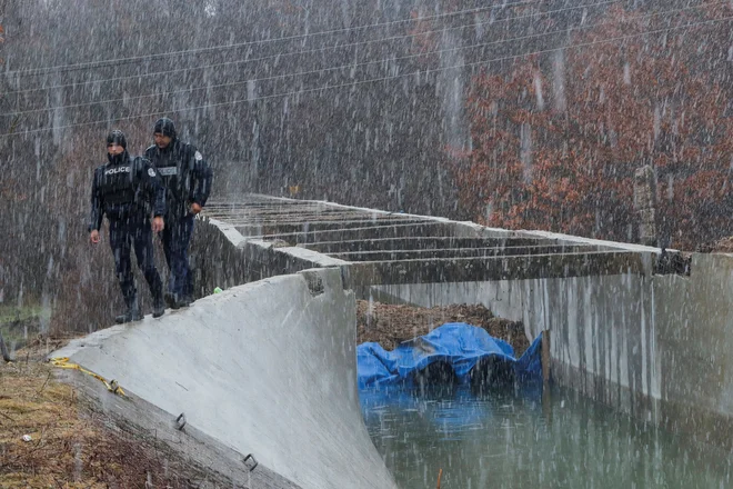 V kraju Zubin Potok kosovska policija izvaja preiskave, policijska prisotnost je okrepljena tudi v kraju Zvečan. FOTO: Valdrin Xhemaj/Reuters