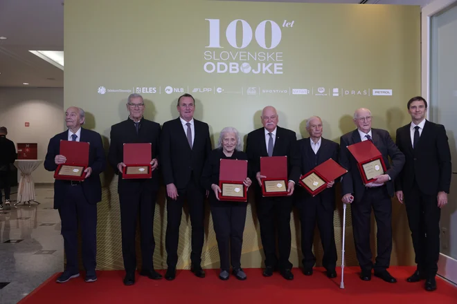 Podelili so posebna priznanja posameznikom, ki so imeli velik vpliv na razvoj slovenske odbojke. Prejeli so jih Branko Dolenc, Edi Dolinšek, Janko Goleš, Viktor Krevsel, Anica Mihorko in Adolf Urnaut. Ob njih predsednik OZS Metod Ropret in generalni sekretar Gregor Humerca. FOTO: Črt Piksi