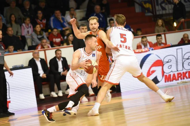 Jaka Blažič (v oranžnem dresu) v dvoboju s Pauliusom Valinskasom. FOTO: Liga ABA