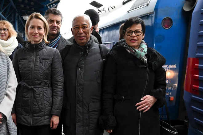 Novi predsednik Evropskega sveta Antonio Costa, nova visoka zunanjepolitična predstavnica EU Kaja Kallas in nova evropska komisarka za širitev unije Marta Kos v Ukrajini. FOTO: X/António Costa