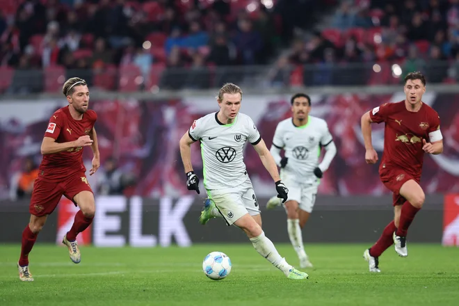 Patrick Wimmer (v sredini) in drugi nogometaši Wolfsburga so bili predobri za Kevina Kampla (levo) in druge pri Leipzigu. FOTO: Ronny Hartmann/AFP