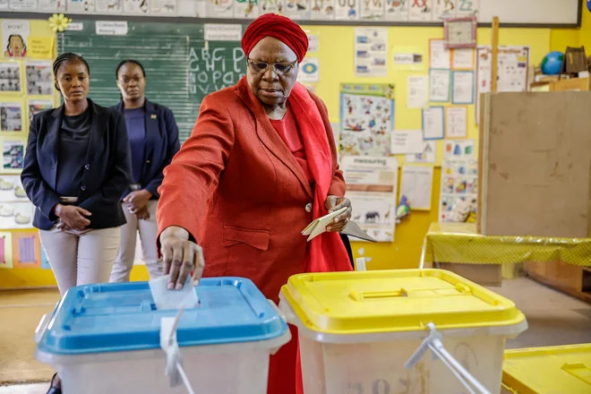 Netumbo Nandi-Ndaitwah je svoj glas oddala prejšnjo sredo, volitve pa so spremljale številne nepravilnosti. FOTO: Simon Maina/AFP