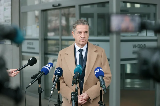 Robert Golob po zaslišanju na Komisiji za preprečevanje korupcije. Dejal je, da je podal vsa pojasnila ter očitke v celoti zanikal in ovrgel. FOTO: Blaž Samec