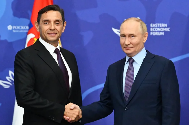 Podpredsednik srbske vlade Aleksandar Vulin se je septembra letos srečal z ruskim predsednikom Vladimirjem Putinom, zato EU naklonjeni Srbi v njem vidijo ruskega agenta. Vulin pa bi rad preganjal tuje agente v Srbiji. FOTO: Kristina Kormilitsyna/Reuters
