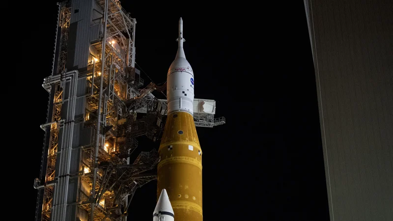 Nasina raketa SLS, ki naj bi ponesla ameriške astronavte proti Luni. FOTO: Nasa/AFP