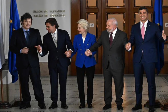 »Sporazum ni le gospodarska priložnost, je tudi politična nujnost. Smo podobno misleči partnerji,« je zatrdila predsednica evropske komisije Ursula von der Leyen (na sredini) na vrhu Mercosurja, ki se je včeraj končal v Montevideu. Na fotografiji poleg nje (z leve) argentinski predsednik Javier Milei, urugvajski predsednik Luis Lacalle Pou, brazilski predsednik Luiz Inácio Lula da Silva in paragvajski predsednik Santiago Peña. FOTO: Eitan Abramovich/AFP