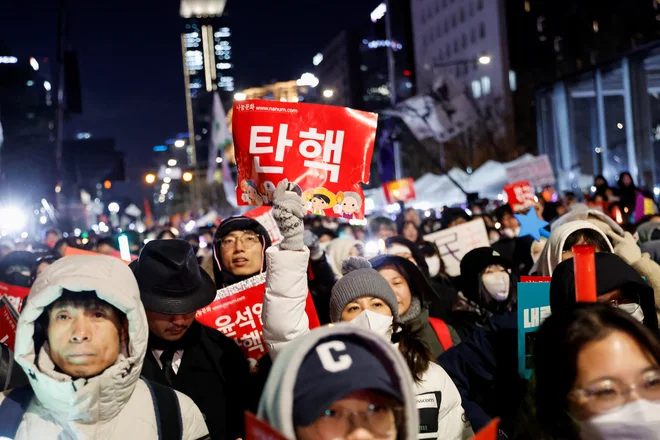 Protestniki so zavzeli ulice Seula z zahtevo za odstavitev predsednika Južne Koreje Yoona Suk-yeola, ki je razglasil vojno stanje. FOTO: Kim Soo-hyeon/Reuters