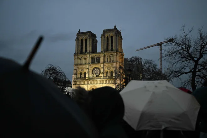 Tudi množico drugih zanima odprtje prenovljene Notre Dame, ki je, kot trdijo, lepša kot kdaj koli. FOTO: Gregoire Campione/AFP