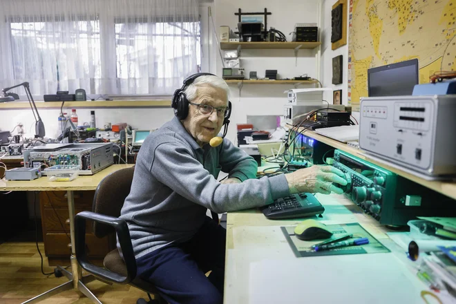 Franci Mermal je v radioamaterstvu S51RM. To je njegov klicni znak: S5 je oznaka za Slovenijo, tej vedno sledijo še ena številka in do tri črke. FOTO: Leon Vidic/Delo