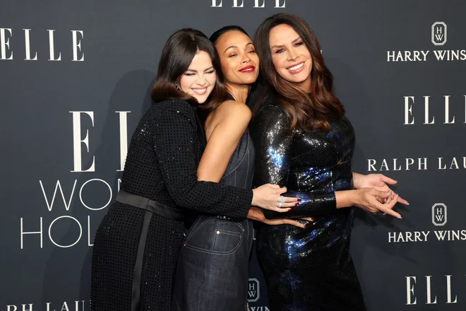 V naslovni vlogi muzikala Emilia Pérez nastopa Karla Sofía Gascón (na desni, ob njej sta soigralki Selena Gomez in Zoë Saldaña). FOTO: Mario Anzuoni Reuters