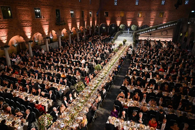 Utrinek iz banketa ob podelitvi Nobelove nagrade v mestni hiši v Stockholmu. Foto: Jonathan Nackstrand/Afp