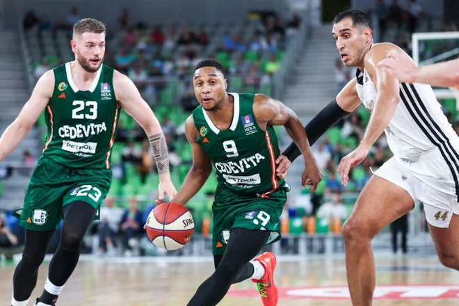 Brynton Lemar (na sredini) je prispeval levji delež k zmagi Cedevite Olimpije. FOTO: KK Cedevita Olimpija