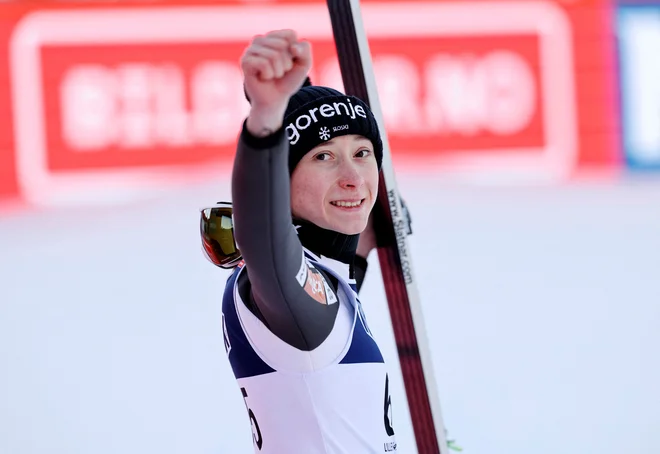 Nika Prevc je tudi na zadnjih treningih v Planici skakala na visoki ravni. FOTO: Geir Olsen/Reuters