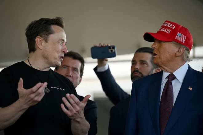 Musk je letos prispeval skoraj četrt milijarde dolarjev za ponovno izvolitev Trumpa.  FOTO: Brandon Bell/Reuters