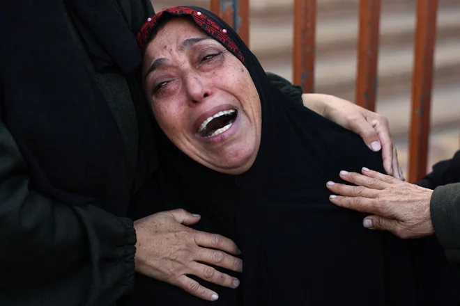 Palestinka joka pred bolnišnico Nasser v mestu Khan Yunis na jugu Gaze. V izraelskih zračnih napadih danes zjutraj je bilo ubitih 12 palestinskih stražarjev, ki so varovali tovornjake s humanitarno pomočjo. V napadu v Rafi je bilo ubitih sedem stražarjev, v drugem napadu pa jih je bilo pet mrtvih v Khan Yunisu. Foto: Bashar Taleb/Afp


 