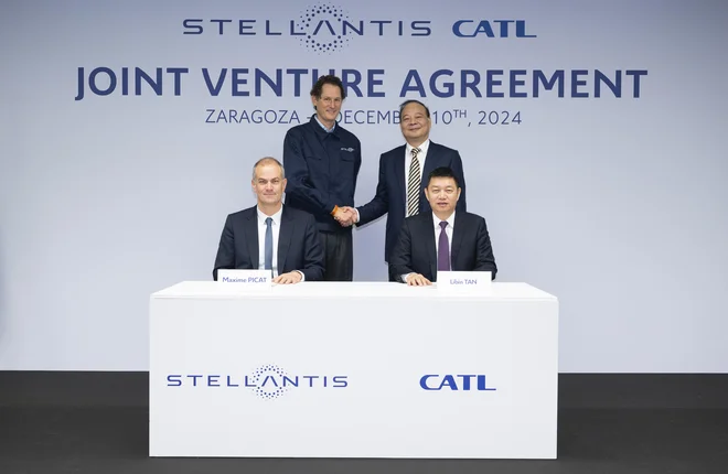 Predstavniki podjetij Stellantis in CATL ob podpisu velikega dogovora o proizvodnji baterij v Španiji, ki naj bi stekla konec leta 2026. Gre za mešano družbo enakovrednih partnerjev. Foto Stellantis