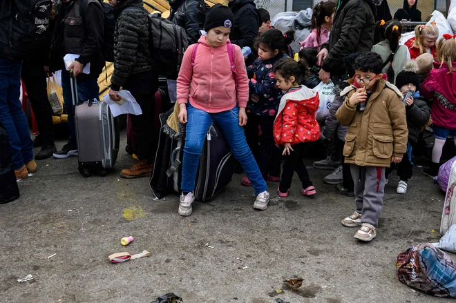 Urad za usklajevanje humanitarne pomoči ZN (Ocha) je medtem v četrtek sporočil, da je od začetka uporniške ofenzive na vladne sile 27. novembra z domov zbežalo več kot milijon ljudi. Večinoma gre za ženske in otroke. FOTO: Yasin Akgul/AFP