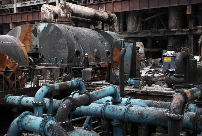 Ukrajinski energetski operater DTEK za obvladovanje pomanjkanja električne energije izvaja večurne prekinitve dobave elektrike. FOTO: Anatolii Stepanov/AFP