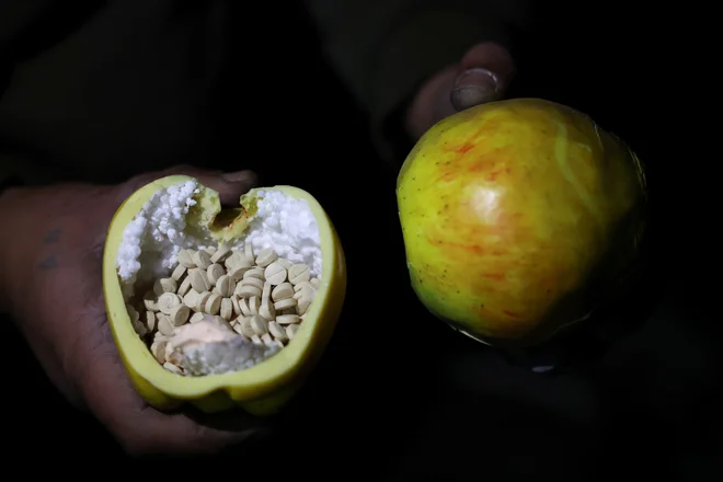 Tabletke, skrite tudi v jabolkih, naj bi financirale padli sirski režim. FOTO: Mohamed Azakir/Reuters
