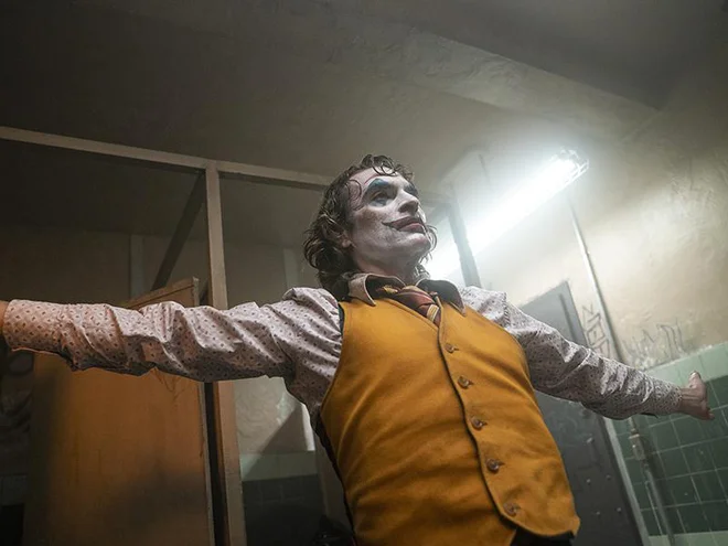 Joker (2019) velja za enega najboljših filmov novejšega časa. FOTO: Niko Tavernise