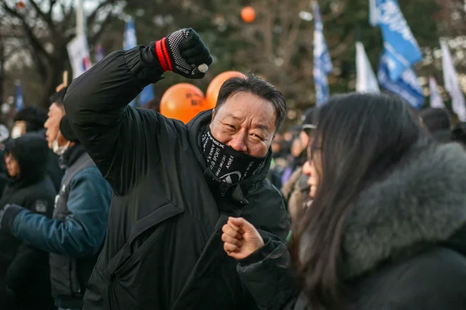Južnokorejci so ob razglasitvi izida glasovanja začeli praznovati. FOTO: Anthony Wallace Afp
