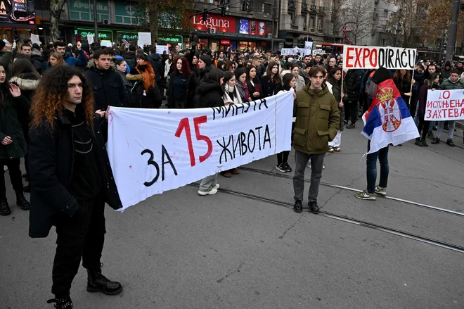 Protestniki s panojem »15 minut za 15 življenj« FOTO: Andrej Isakovic/AFP