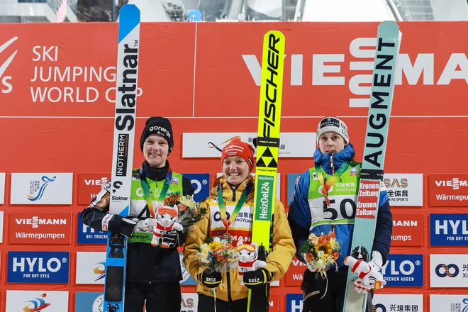 Ema Klinec (levo) je včeraj zaostala le za nemško zmagovalko Katharino Schmid (na sredini), tretja je bila Avstrijka Lisa Eder (desno). FOTO: AFP
