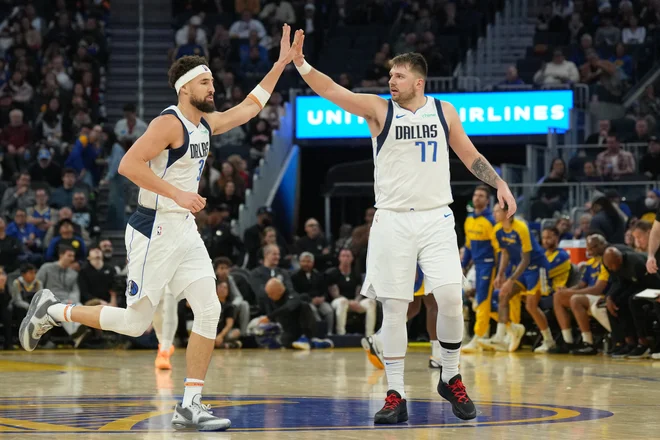 Štirikratni prvak lige NBA Klay Thompson (levo) ne skriva navdušenja nad Luko Dončićem, ki je čaral tudi v Chase Centru v San Franciscu. FOTO: Darren Yamashita/USA Today Sports Via Reuters Con