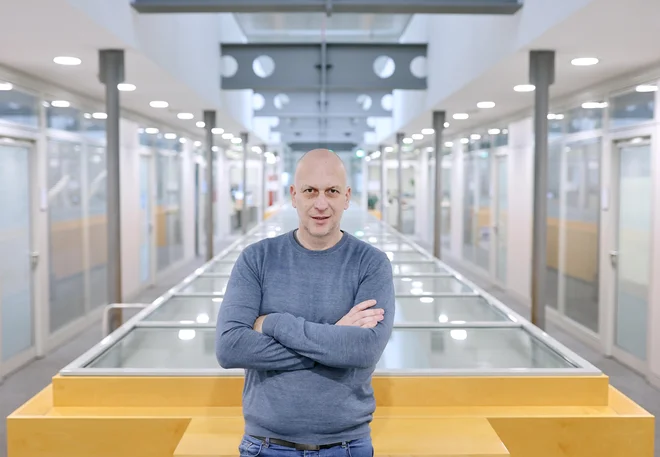 Ne glede na to, ali večino časa na spletu preživimo med službenim ali zasebnim časom, na telefonu ali računalniku, zlahka postanemo tarča kibernetskih napadalcev. FOTO: Blaž Samec