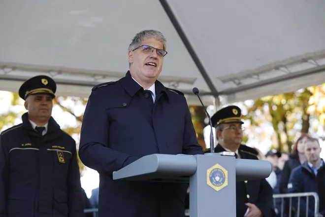 Minister za notranje zadeve Boštjan Poklukar (v sredini) in generalni direktor policije mag. Senad Jušić (levo) na prisegi diplomantov osme redne generacije kandidatov za policiste15. oktobra 2024. FOTO: Leon Vidic/Delo