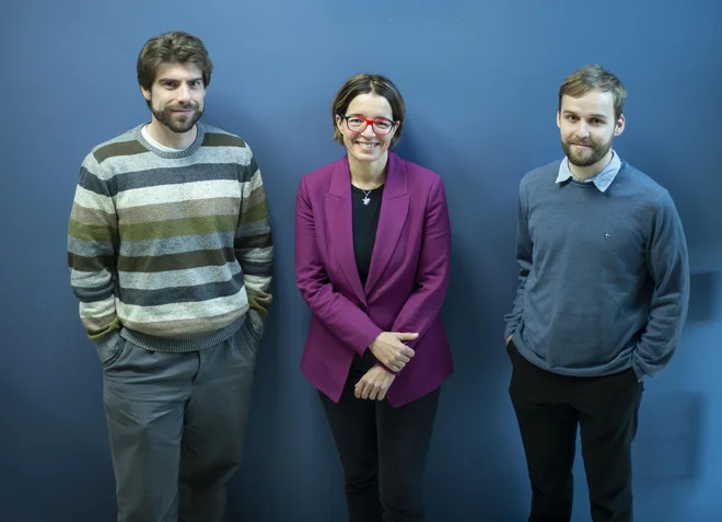 Nicholas Martis, Maruša Bradač in Gregor Rihtaršič s Fakultete za matematiko in fiziko UL
FOTO: Jože Suhadolnik

 
