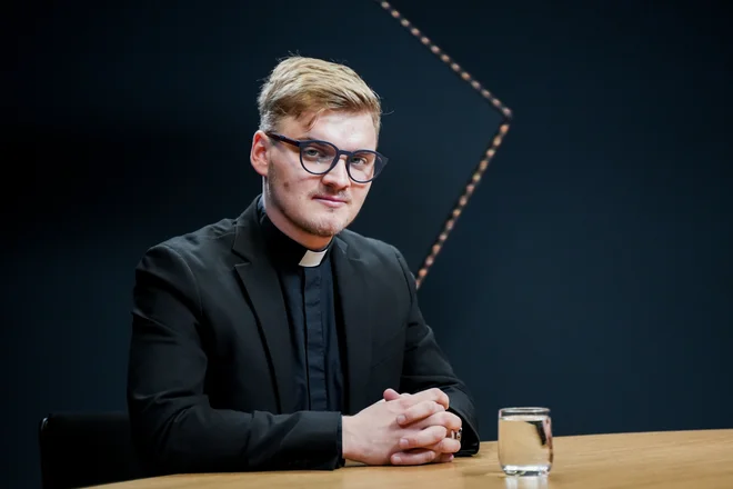 Mel Kovic: Največje veselje mi prinaša delo z ljudmi – maševanje, spovedovanje, delitev zakramentov. Mislim, da imam dar govorništva, saj znam nagovoriti ljudi. FOTO: Luka Maček