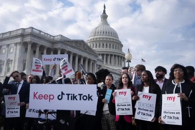 TikTok naj bi uporabljajlo približno 150 milijonov američanov. FOTO: Brendan Smialowski/AFP