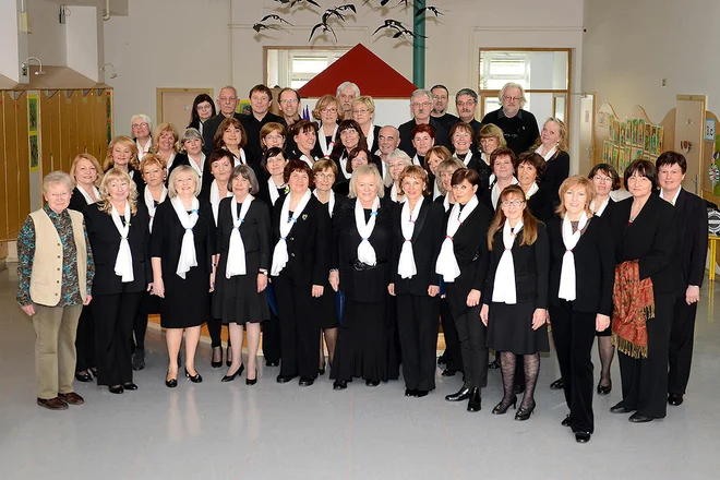 Presenečenje za Majdo Hauptman leta 2013 v prostorih osnovne šole Trnovo. FOTO: arhiv Trnovcev