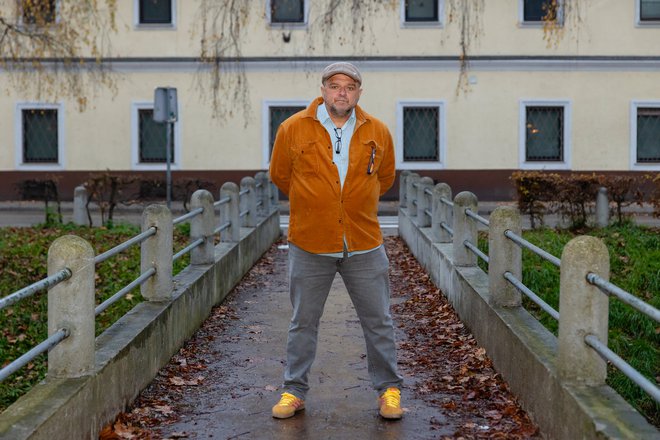 Samo Zver Vodja kliničnega oddelka za hematologijo v UKC Ljubljana je predvsem in najraje zdravnik. Za paciente naredi vse, kar je v njegovi moči. V kratkem bodo za zdravljenje na voljo naprave za CAR-T celično terapijo. »Ko si nekaj zamisliš, moraš takoj v akcijo,« pravi in poudarja, da se lepo življenje gradi iz malih stvari. FOTO: Črt Piksi