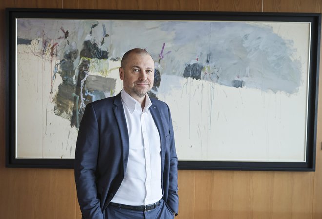 Blaž Brodnjak NLB je letos od hrvaškega finančnega regulatorja Hanfa dobila dovoljenje, da lahko začne ponujati lizinške storitve na hrvaškem trgu. To v praksi pomeni, da se je NLB vrnila na trg, ki ji je bil 30 let zaprt. Uspeh je sad dela celotne ekipe NLB, ki jo vodi Blaž Brodnjak. Trideset let star problem je tako delno rešen. FOTO: Jože Suhadolnik