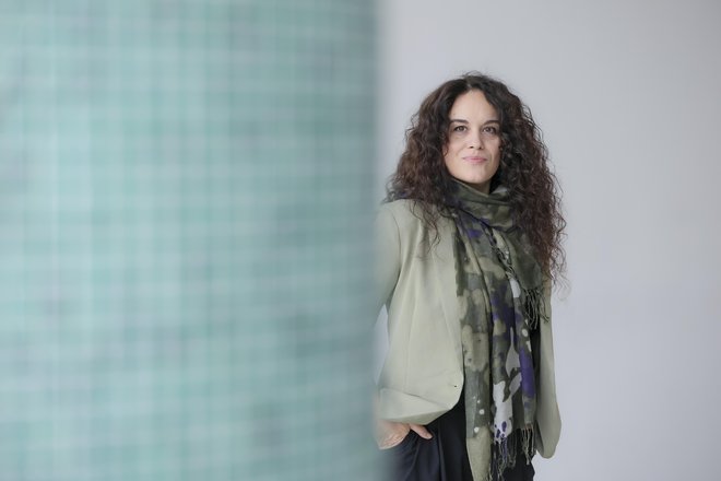 Sonja Prosenc Filmska režiserka, ki ji uspeva na nov način obravnavati travme današnjega časa. Njen film Odrešitev za začetnike, satira o disfunkcionalni družini, je odmeval od Sarajeva do Los Angelesa in Portoroža, kjer je dobil rekordnih sedem vesen. Kot prva Slovenka je vstopila v program newyorškega festivala Tribeca. FOTO: Jože Suhadolnik