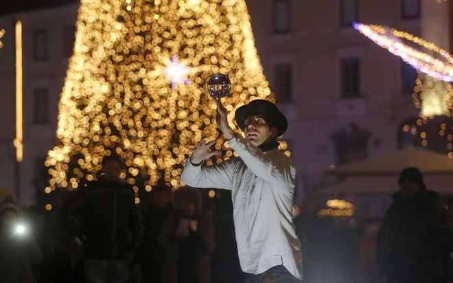 Na vrhu seznama tveganj, ki bi poslabšala našo gospodarsko situacijo v letu 2025, je geopolitika, predvsem z verjetnimi ameriškimi carinami in protekcionističnimi ukrepi. FOTO: Blaž Samec