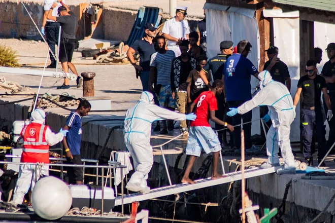 Eden od sedemindvajsetih mladoletnikov brez spremstva na krovu ladje Guardia di Finanza je 17. avgusta 2019 prispel na italijanski otok Lampedusa, potem ko so ga evakuirali z reševalne ladje Open Arms. FOTO: Alessandro Serrano/AFP