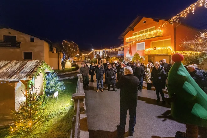 Po ulicah Vojnika bo do 6. januarja precej živahno. Zadnja leta po navedbah KD Božični Vojnik razstavo jaslic in prireditve obišče okoli 30.000 ljudi. FOTO: Matjaž Jambriško