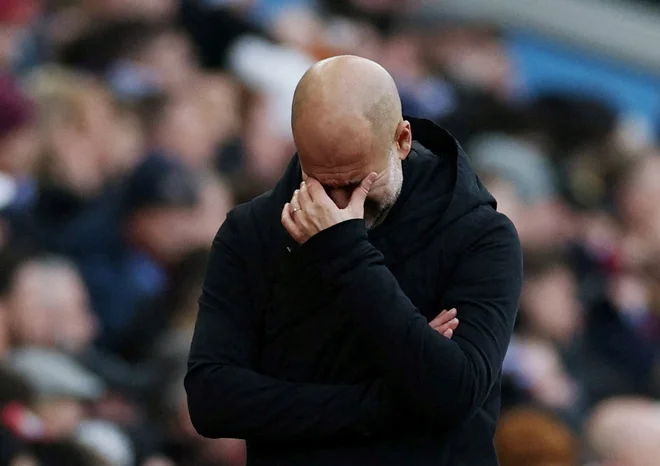 Pep Guardiola je s svojimi varovanci doživel nov poraz. FOTO: Lee Smith/Reuters