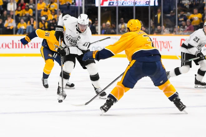 Hokejisti moštva Nashville Predators so tokrat dobro pokrivali Anžeta Kopitarja (na sredini). FOTO: Steve Roberts/Usa Today Sports