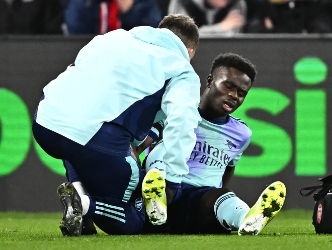 Bukayo Saka je igrišče zapustil ob pomoči zdravniške službe. FOTO: Dylan Martinez/Reuters